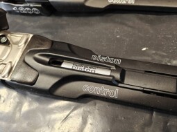 ZJAZDOVÉ SENIORSKÉ VIAZANIE MARKER TITANIUM 1200 PISTON CONTROL